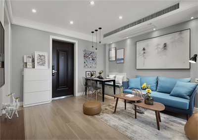 夜空中綻放的靛藍(lán)焰火