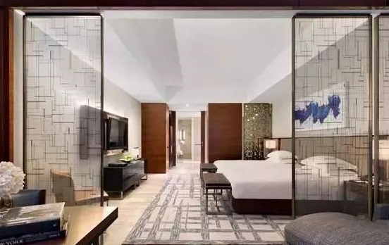 用隔斷設(shè)計來代替臥室門 單間秒變高大上總統(tǒng)套房！